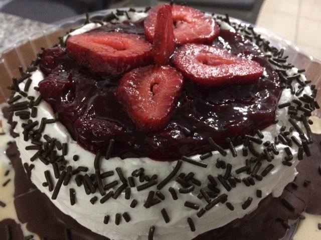 Pastel de 3 Chocolates, con Fresas y Crema Francesa&nbsp;